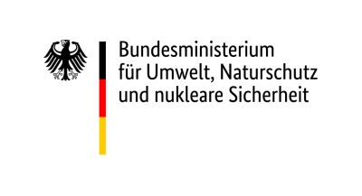 Das Logo des Bundesministerium für Umwelt, Naturschutz und nukleare Sicherheit. Der deutsche Adler links. Ein schmaler Balken in Schwarz-Rot-Gold. Dann der Schriftzug.