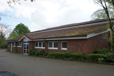 Außenansicht auf den Eingang der Sporthalle Paul-Gerhard-Schule Mettingen. Rote Klinkerwände mit Flachdach.