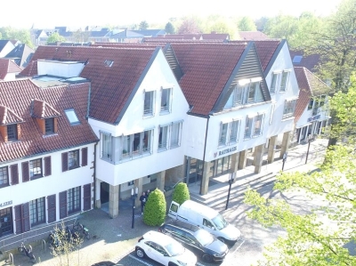 Außenansicht von oben auf das Rathaus Mettingen. Rotes Dach und weiße Hauswand.