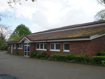 Außenansicht auf den Eingang der Sporthalle Paul-Gerhard-Schule Mettingen. Rote Klinkerwände mit Flachdach.