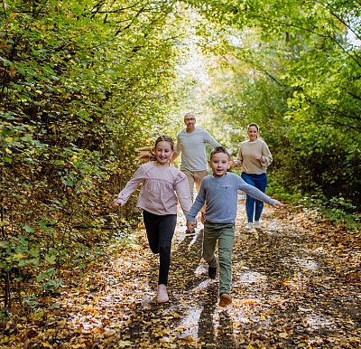 Zu Besuch in Mettingen Eine Familie besucht das Tüöttendorf Mettingen und hat Freude im Wald